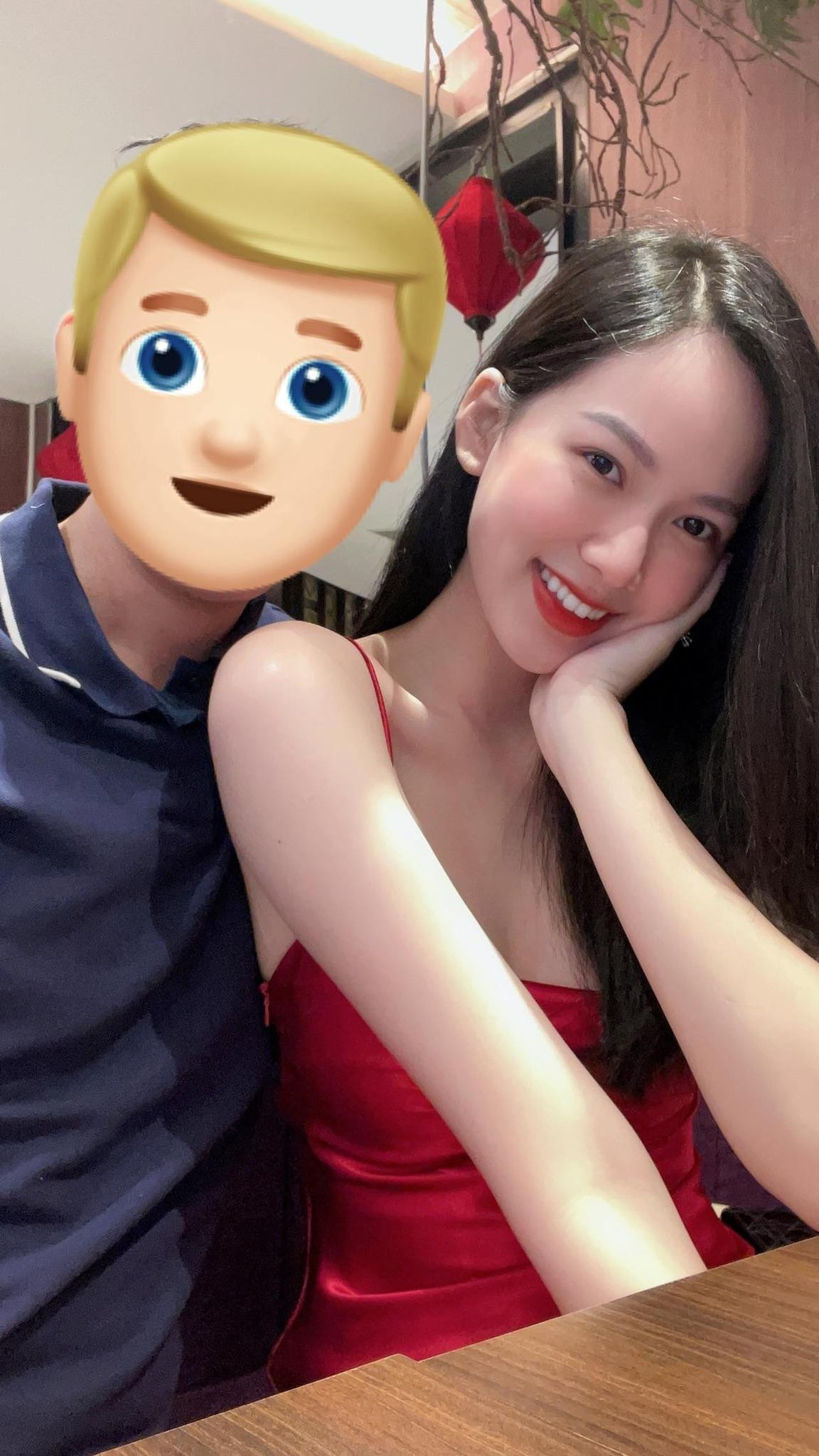 Phương Quỳnh thường giấu mặt bạn trai mỗi khi đăng hình chung lên mạng xã hội. Phương Quỳnh thường giấu mặt bạn trai mỗi khi đăng hình chung lên mạng xã hội.