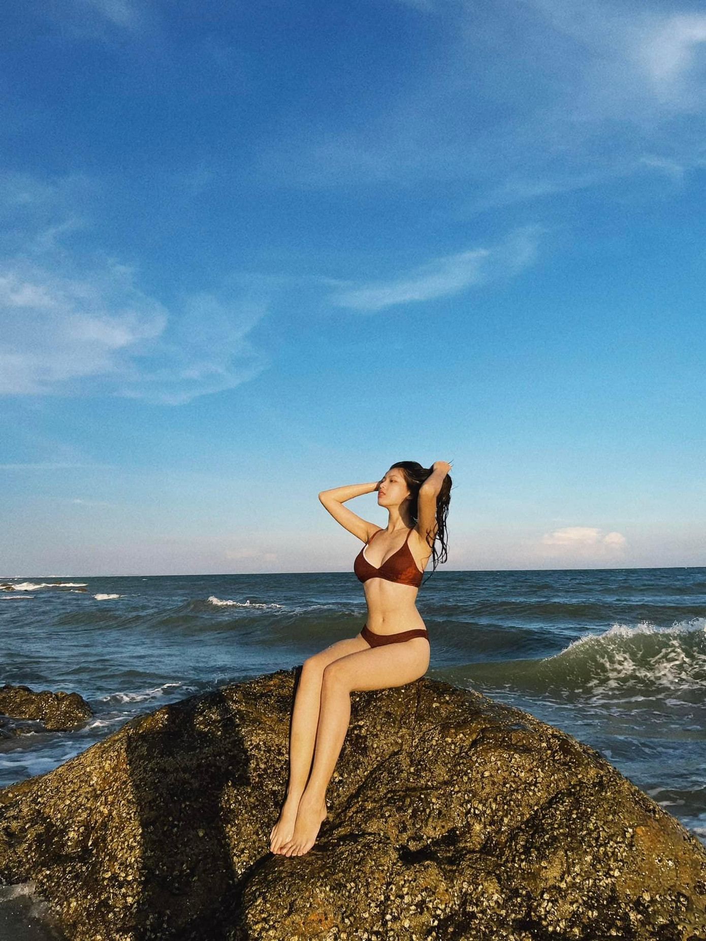 Kể từ sau cuộc thi Miss Grand International 2020, Á hậu Ngọc Thảo hiếm khi chia sẻ ảnh diện bikini trên trang cá nhân. Thế nên, loạt ảnh mới của cô nàng nhanh chóng gây “bão” mạng.