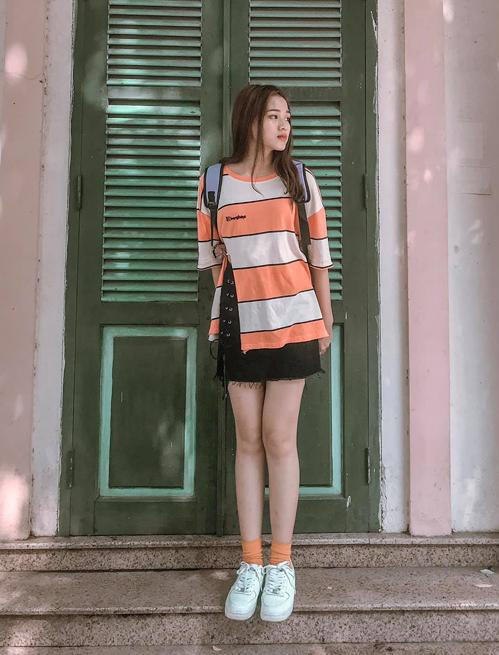 Nàng hậu diện áo xẻ tà cùng chân váy ngắn khoe đôi chân thon dài, thẳng tắp.