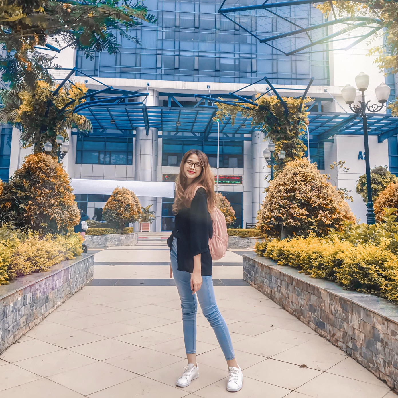 Hoa hậu Đỗ Thị Hà sinh năm 2001 tại Thanh Hóa. Cô đang là sinh viên chuyên ngành Luật kinh doanh của Trường ĐH Kinh tế Quốc dân (Hà Nội).