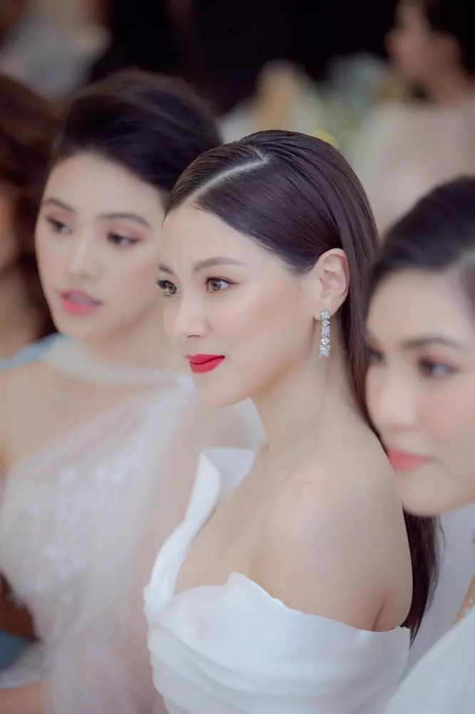 Nữ diễn viên từng là một vận động viên thể dục dụng cụ. Baifern Pimchanok bắt đầu tập thể dục từ lớp mẫu giáo. Cô từng chia sẻ: “Mẹ tôi rất ủng hộ điều này, vì bà mong tôi có thể hình đẹp. Cuối cùng tôi cũng trở thành vận động viên thể dục như ý muốn của mẹ, đồng thời cũng lấy tư cách của một vận động viên để được ưu tiên đặc biệt trong học tập”.