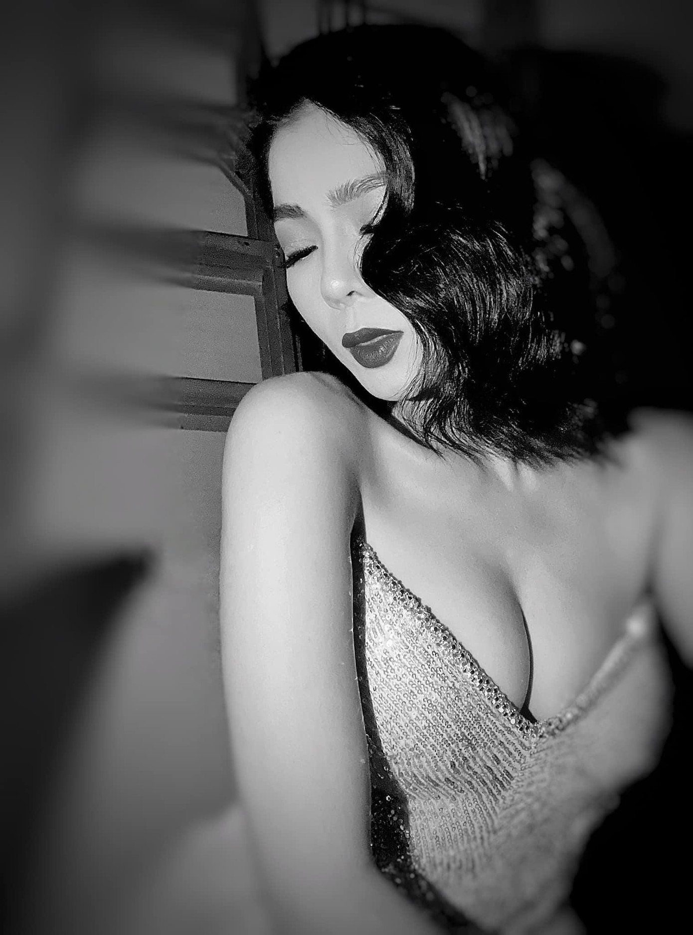 Cô cũng thường xuyên chia sẻ hình ảnh chăm chỉ trong phòng luyện tập và cổ vũ phụ nữ nên yêu thương bản thân, chăm chút cho chính mình.