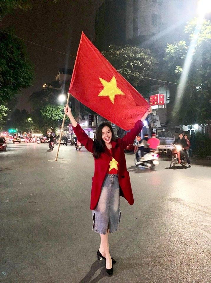 Hoa khôi Huỳnh Thuý Vi đi "bão" ăn mừng chiến thắng sau khi đội tuyển Việt Nam vô địch AFF Cup lần thứ 2 vào năm 2018.