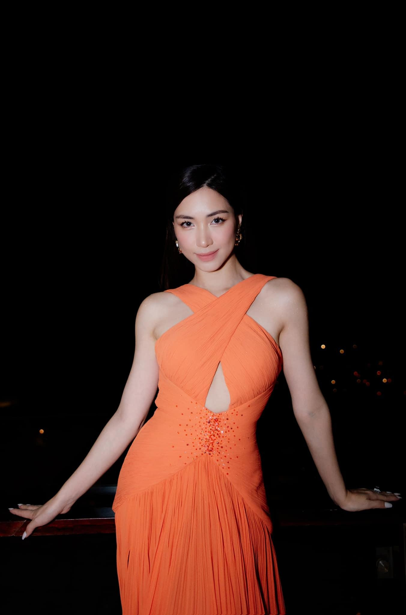 Dù vậy, Hòa Minzy vẫn khá quyến rũ và thần thái với nhan sắc gái một con.