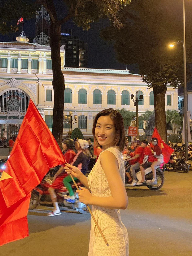 Là fan hâm mộ của bóng đá, Hoa hậu Đỗ Mỹ Linh xuống đường đi bão tại TP.HCM sau khi đội tuyển Việt Nam giành HCV SEA Games 2019.