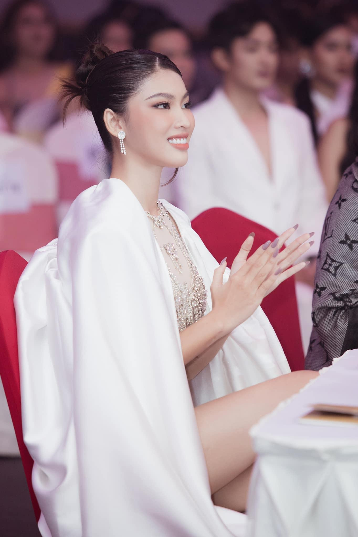 Á hậu Ngọc Thảo sở hữu gương mặt sắc sảo, hình thể và vóc dáng hoàn hảo. Cô cũng là người đẹp đầu tiên trong Top 3 Hoa hậu Việt Nam 2020 tham dự đấu trường nhan sắc quốc tế.