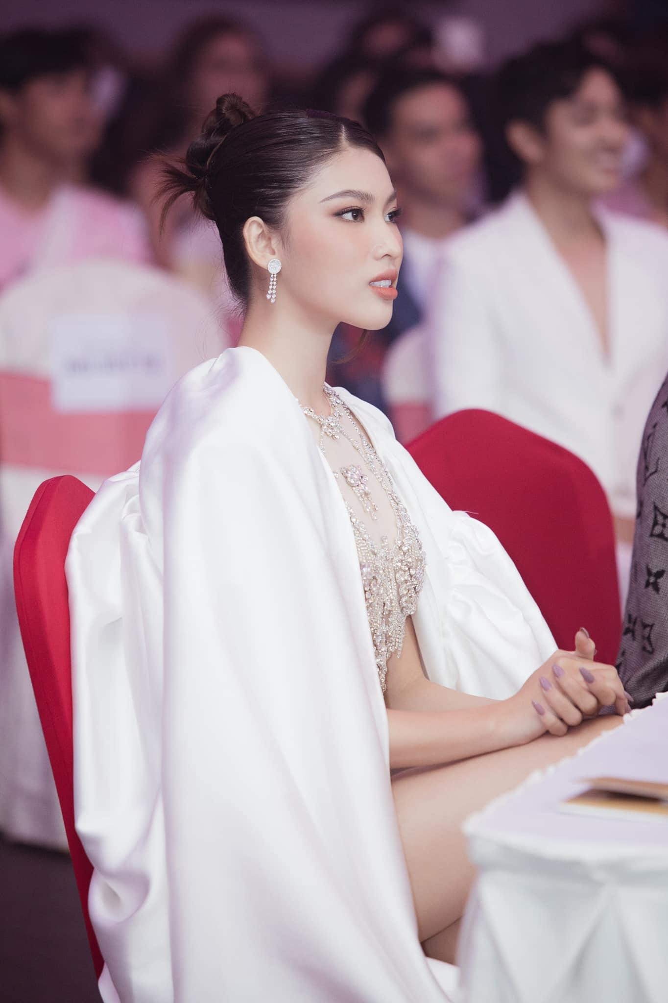 Trong một sự kiện mới đây, Á hậu Ngọc Thảo gây ấn tượng với bộ đồ xuyên thấu kèm áo choàng màu trắng.