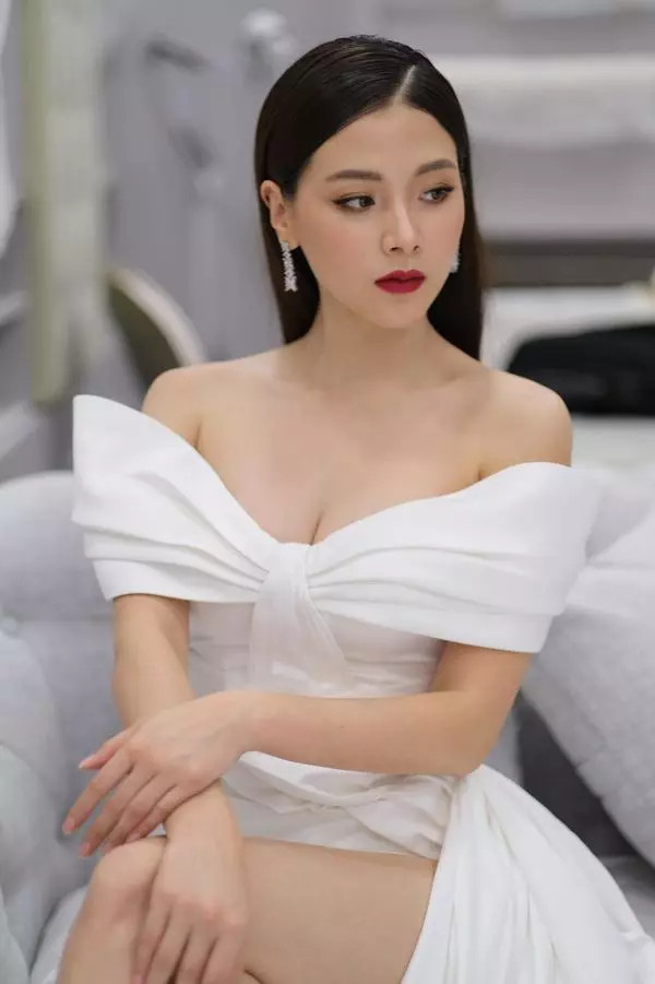 Ngoài ra, cô còn góp mặt trong hai tác phẩm điện ảnh nước ngoài là Suddenly It's Magic tại Philippines và The Guys tại Indonesia.