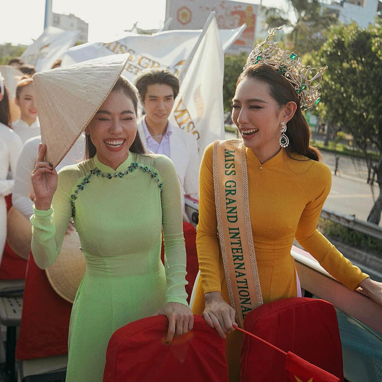 Thuỳ Tiên và bà Phạm Kim Dung- Chủ tịch Miss Grand Vietnam.
