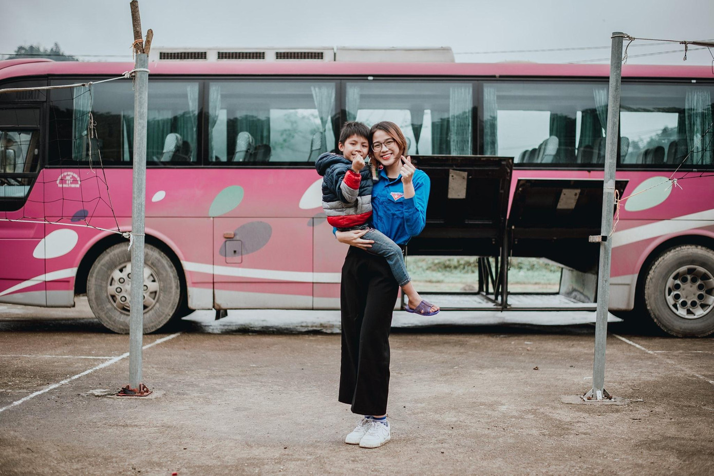 Cô nàng tích cực tham gia các hoạt động thiện nguyện. Trong màu áo xanh của đoàn thanh niên, hoa hậu Đỗ Thị Hà gây ấn tượng với vẻ đẹp thân thiện.