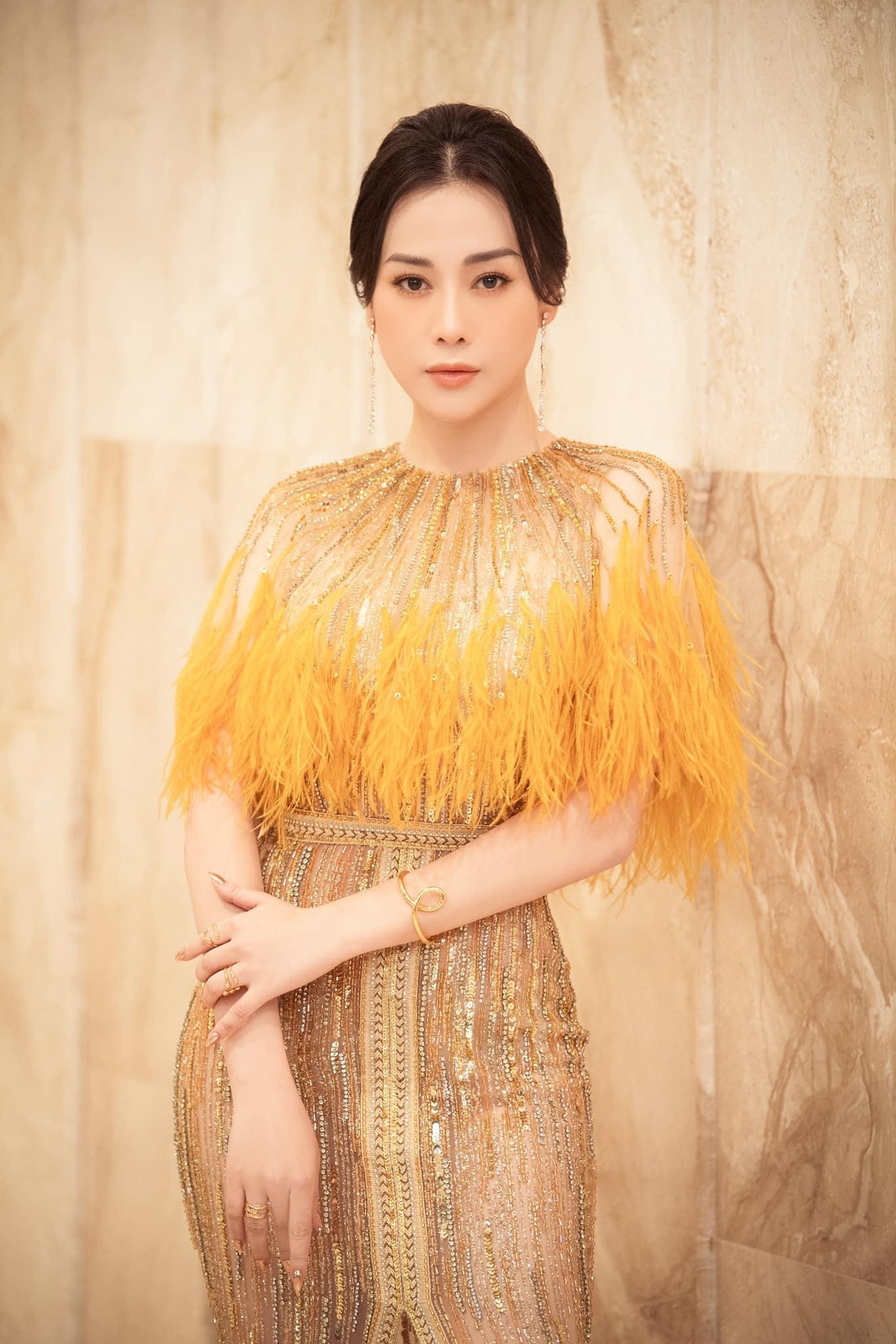 Phương Oanh sang trọng và quý phái nhờ búi tóc cao kèm phụ kiện trang sức bằng vàng.