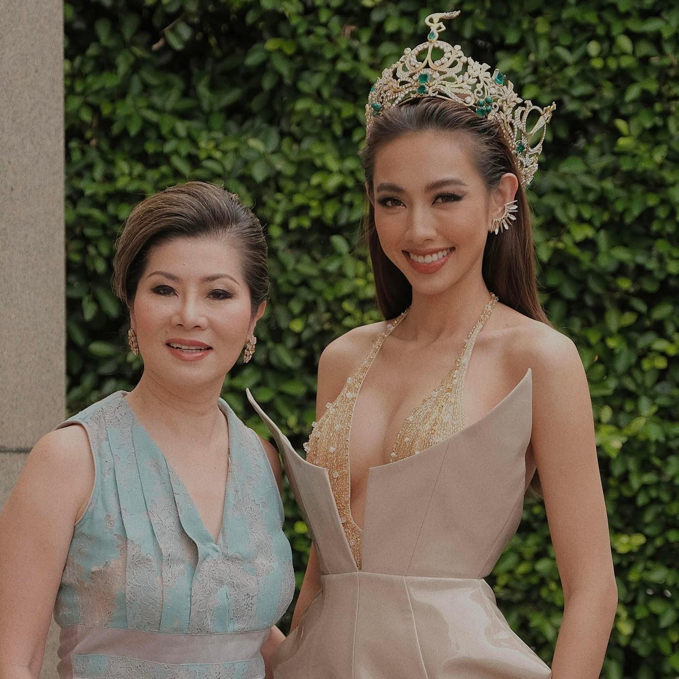 Thuỳ Tiên và bà Teresa - phó chủ tịch cuộc thi Miss Grand International