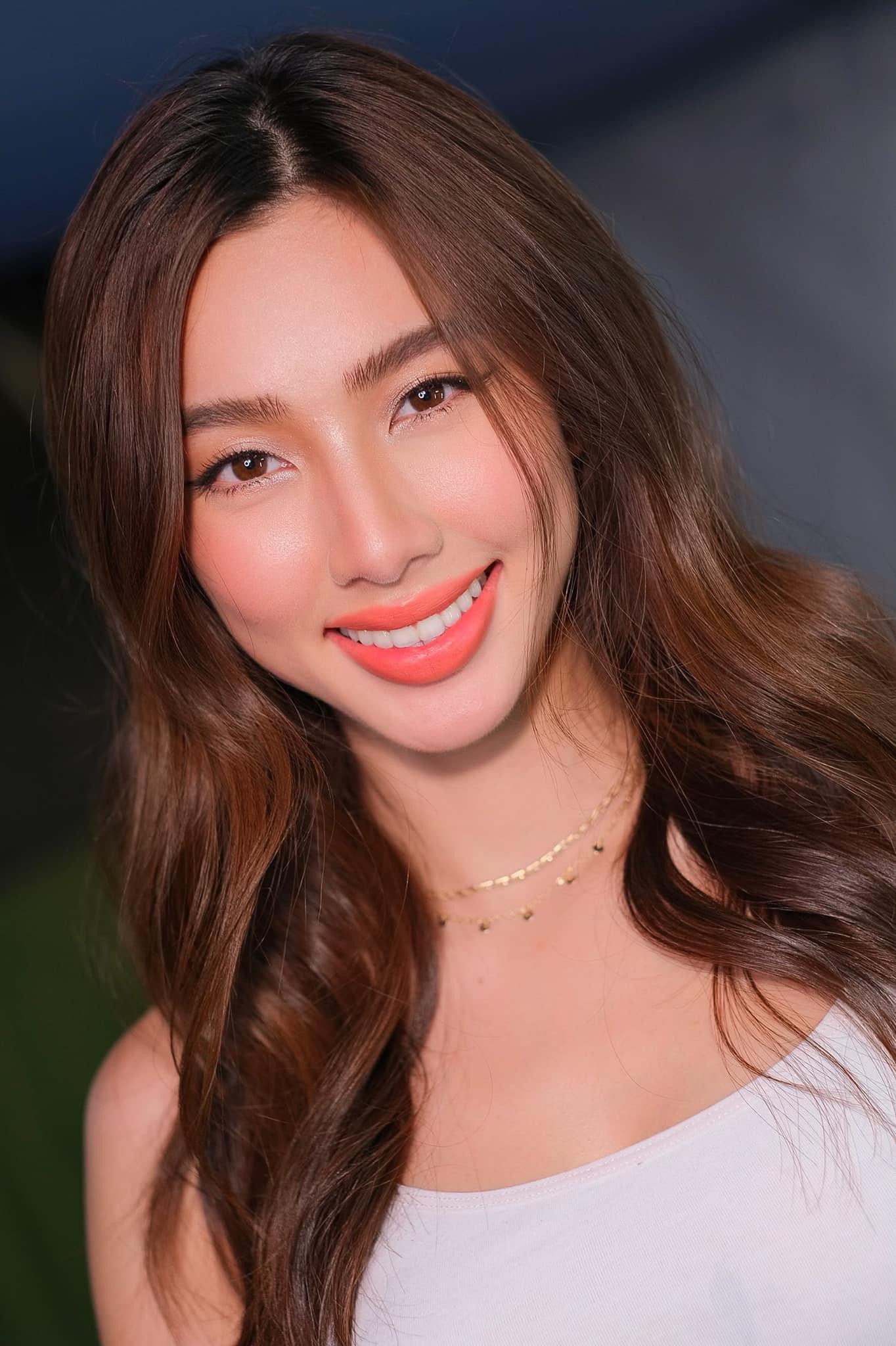 Mới đây, Nguyễn Thúc Thuỳ Tiên trở lại Thái Lan để tham gia các hoạt động trên cương vị Hoa hậu Hòa bình Quốc tế 2021. Cô nàng gây chú ý khi góp mặt trong bán kết và chung kết Miss Grand Thailand 2022.