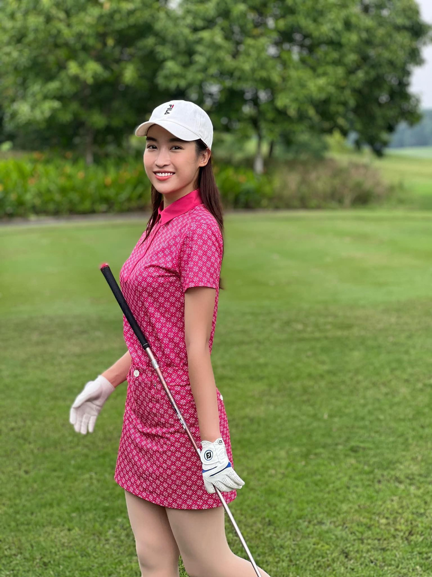 "Việc chơi bất kỳ môn thể thao nào trong đó có golf đều rèn luyện sức khỏe cho bản thân Linh. Ngoài ra, chơi golf tăng khả năng giao lưu kết bạn tốt, mang lại cho mình những mối quan hệ. Chơi golf còn giúp Linh rèn luyện tính kiên trì, nhẫn nại để hoàn thành mục tiêu của mình. Và cuối cùng, chơi golf mang lại cho Linh khoảng thời gian thư giãn, xả stress sau những giờ làm việc căng thẳng. Hiện tại, dĩ nhiên công việc vẫn là ưu tiên hàng đầu của Linh, nhưng Linh cũng sẽ dành thời gian để luyện tập bộ môn này. Nếu không quá bận rộn, Linh cố gắng sắp xếp công việc để đi tập đều đặn mỗi ngày và 1 tuần lên sân đánh 2 buổi", Hoa hậu Đỗ Mỹ Linh bộc bạch.