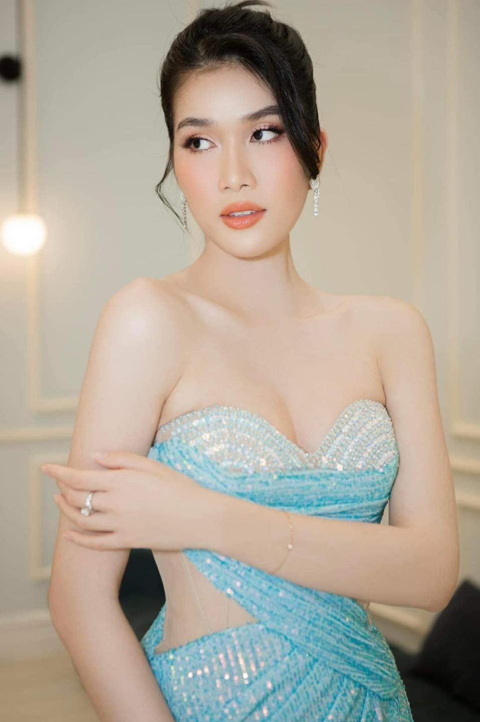 Mới đây, Á hậu Phương Anh thu hút sự quan tâm của người hâm mộ khi diện váy dạ hội màu xanh ngọc được đính đá toàn bộ phần thân.