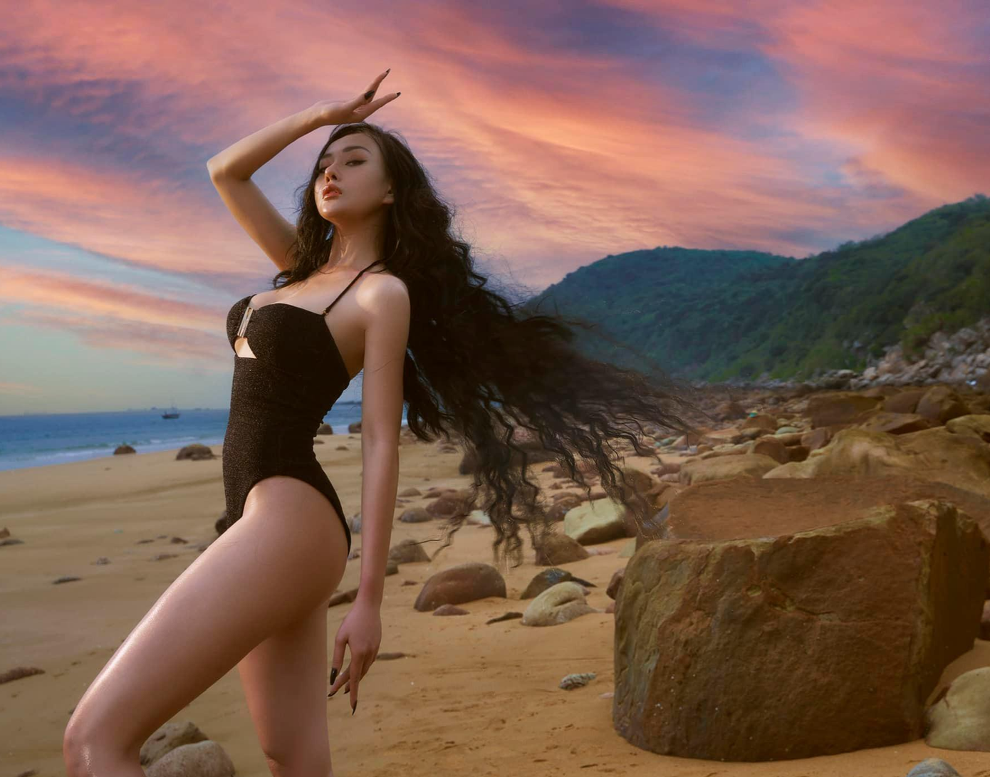 Mới đây, cô cùng ekip thực hiện hàng loạt những shoot hình nóng bỏng với bikini trên bờ biển.