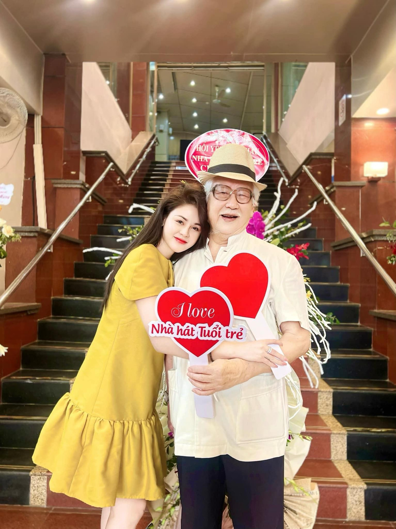 Trước đó, Lương Thu Trang khiến khán giả thích thú khi chia sẻ loạt ảnh hội ngộ "ông nội" - NSƯT Đức Trung trong một sự kiện của Nhà hát Tuổi trẻ. Trong Hướng dương ngược nắng, NSƯT Đức Trung đóng vai ông Cao Mạnh Phan và Lương Thu Trang trong vai Minh, cháu gái.