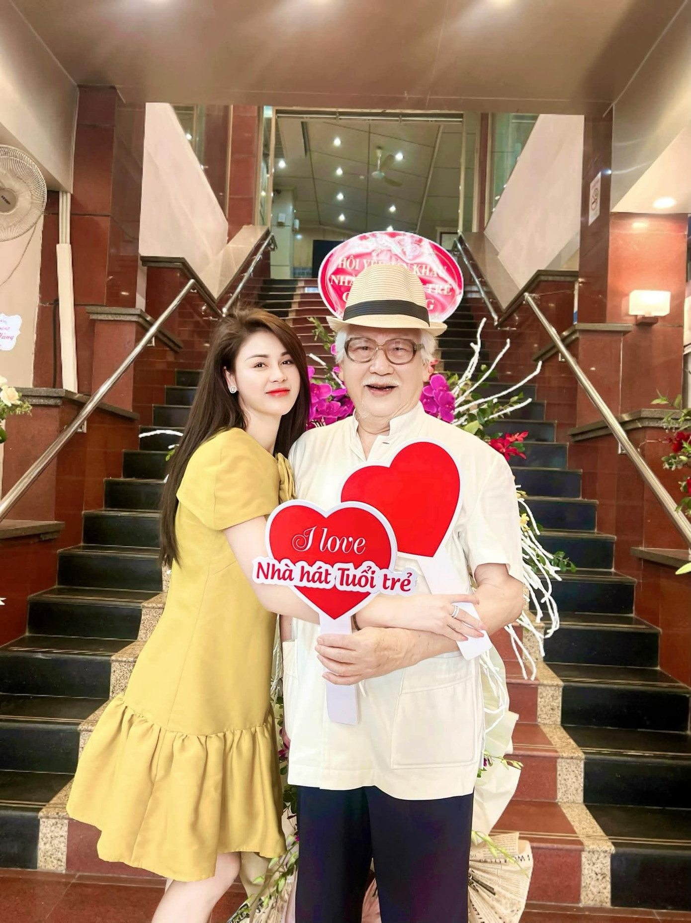 Lương Thu Trang viết: "Con bé cứ mải tung tăng chạy nhảy bỗng nghe được tiếng gọi rất vang, vẫn tiếng gọi ấm áp và quen thuộc ấy: Minh...Minh ! Yahhh. Ông nội. Em như cá gặp nước các bác ạ. Ông vẫn vậy chả bao giờ bỏ lỡ dịp lễ gì của Nhà hát".