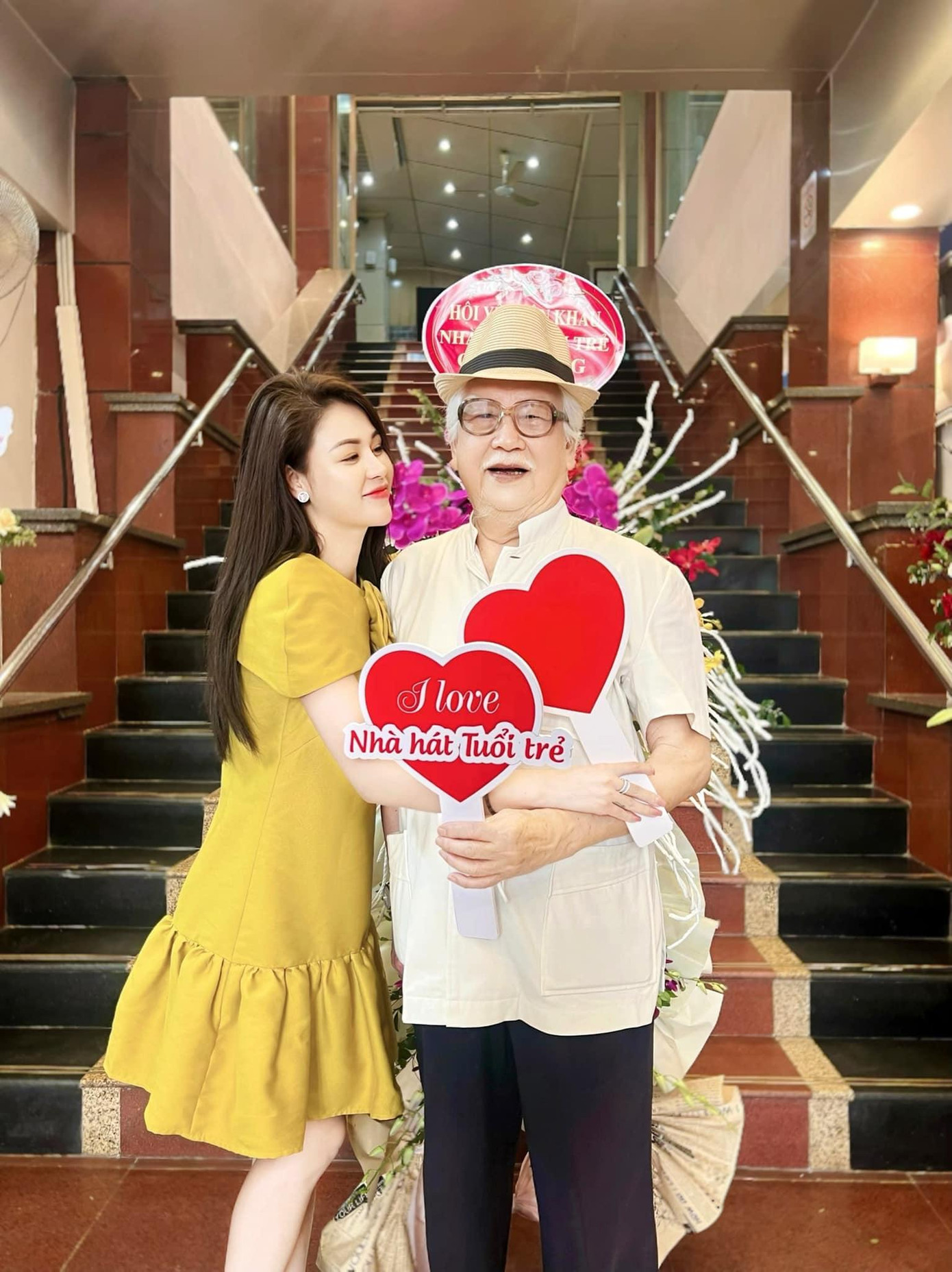 Lương Thu Trang tốt nghiệp khoa diễn viên của trường Cao đẳng Nghệ thuật Hà Nội nhưng khoa hết chỉ tiêu nên chuyển sang thi diễn viên. Ra trường, cô đầu quân vào Nhà hát Tuổi trẻ, chuyên đóng kịch. Nghệ sĩ Chí Trung nhận xét: "Thu Trang là ngôi sao trẻ của nhà hát với các vai đào thương, vai bi".