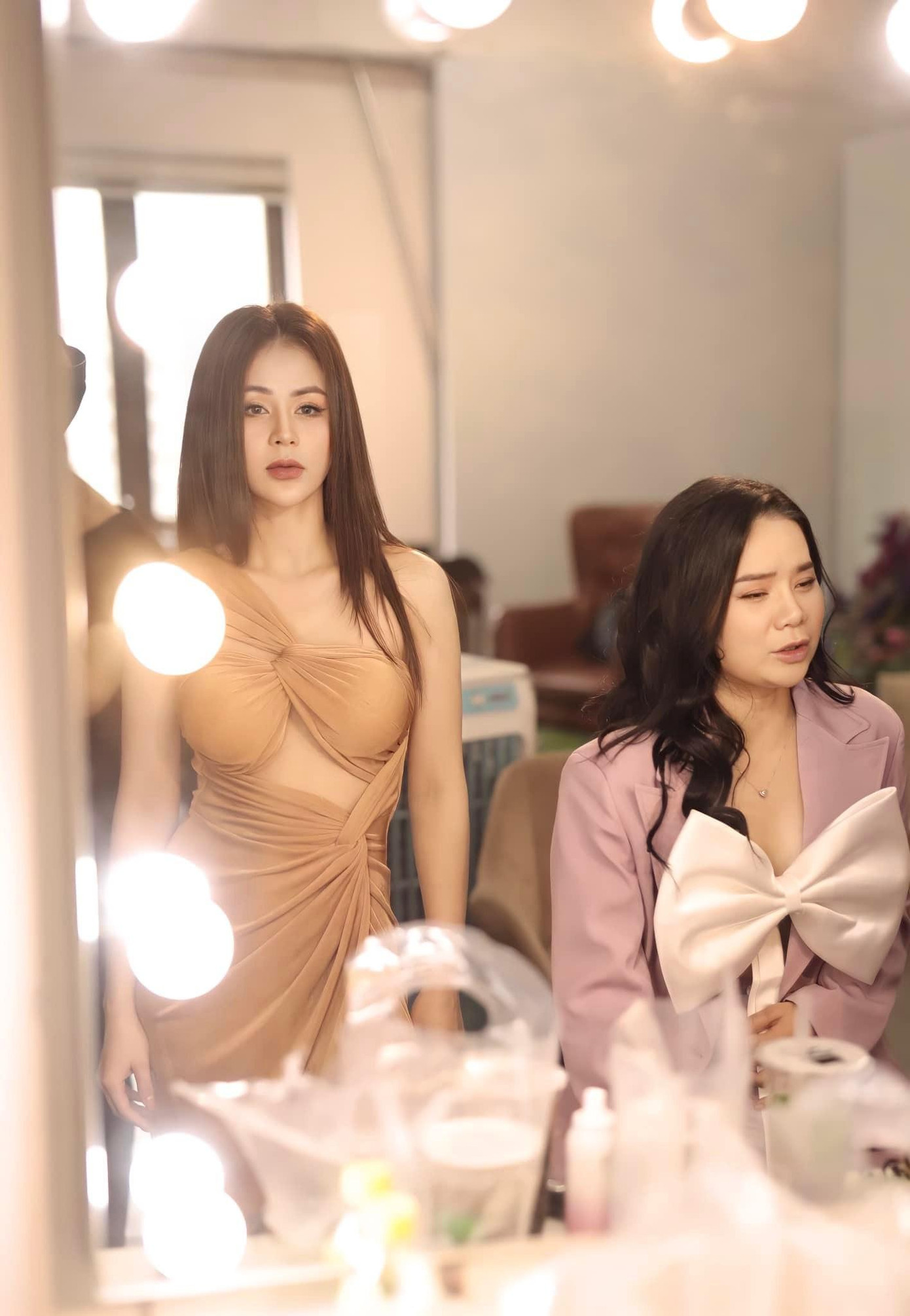 Cô nàng gần như "lột xác" khi diện thiết kế ôm sát được cắt xẻ khéo léo và quyến rũ.