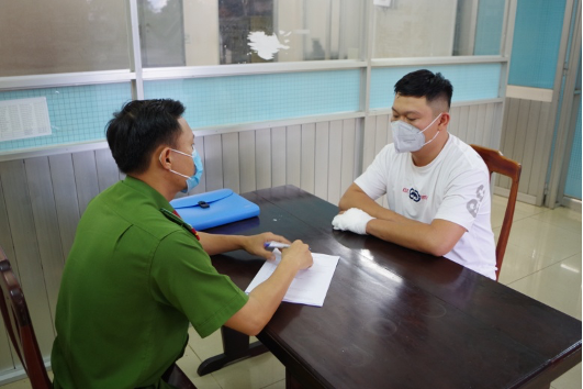 Tín làm việc với công an.