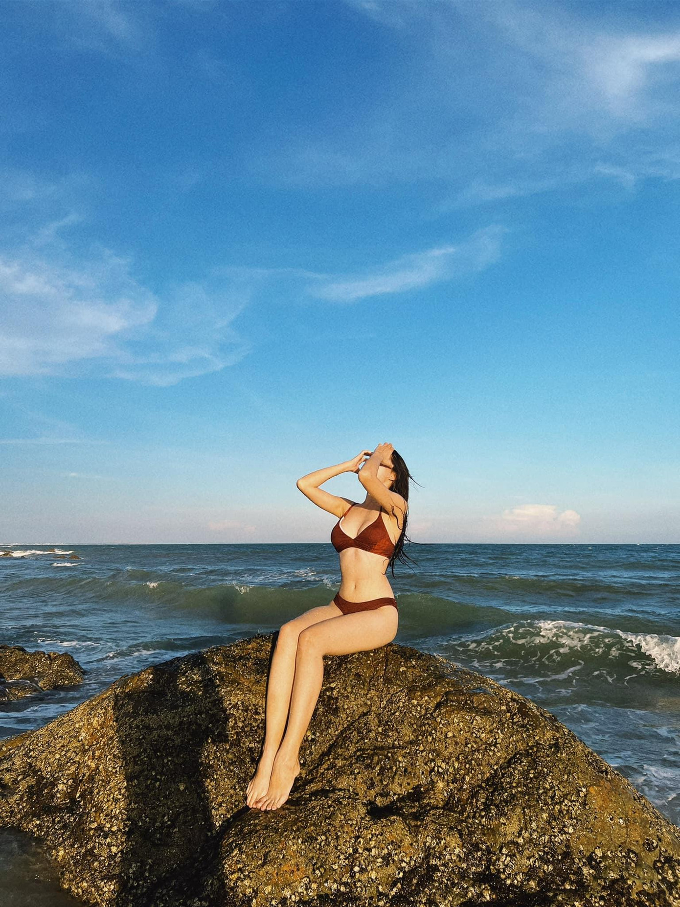 Á hậu Ngọc Thảo sở hữu gương mặt sắc sảo, hình thể và vóc dáng hoàn hảo. Cô cũng là người đẹp đầu tiên trong Top 3 Hoa hậu Việt Nam 2020 tham dự đấu trường nhan sắc quốc tế.