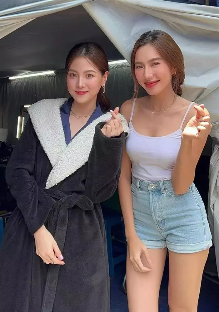 Nếu như Baifern được xem là biểu tượng sắc đẹp của xứ sở chùa Vàng thì Thuỳ Tiên không kém cạnh khi sở hữu body cực nóng bỏng và nhan sắc đang ở thời kì rực rỡ nhất.