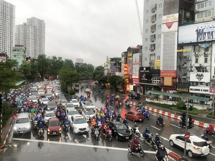 Ùn tắc cục bộ do mưa lớn ở đường Láng, đoạn giao với phố Tây Sơn, quận Đống Đa . (Ảnh: Tuấn Đức/TTXVN) Ùn tắc cục bộ do mưa lớn ở đường Láng, đoạn giao với phố Tây Sơn, quận Đống Đa . (Ảnh: Tuấn Đức/TTXVN)