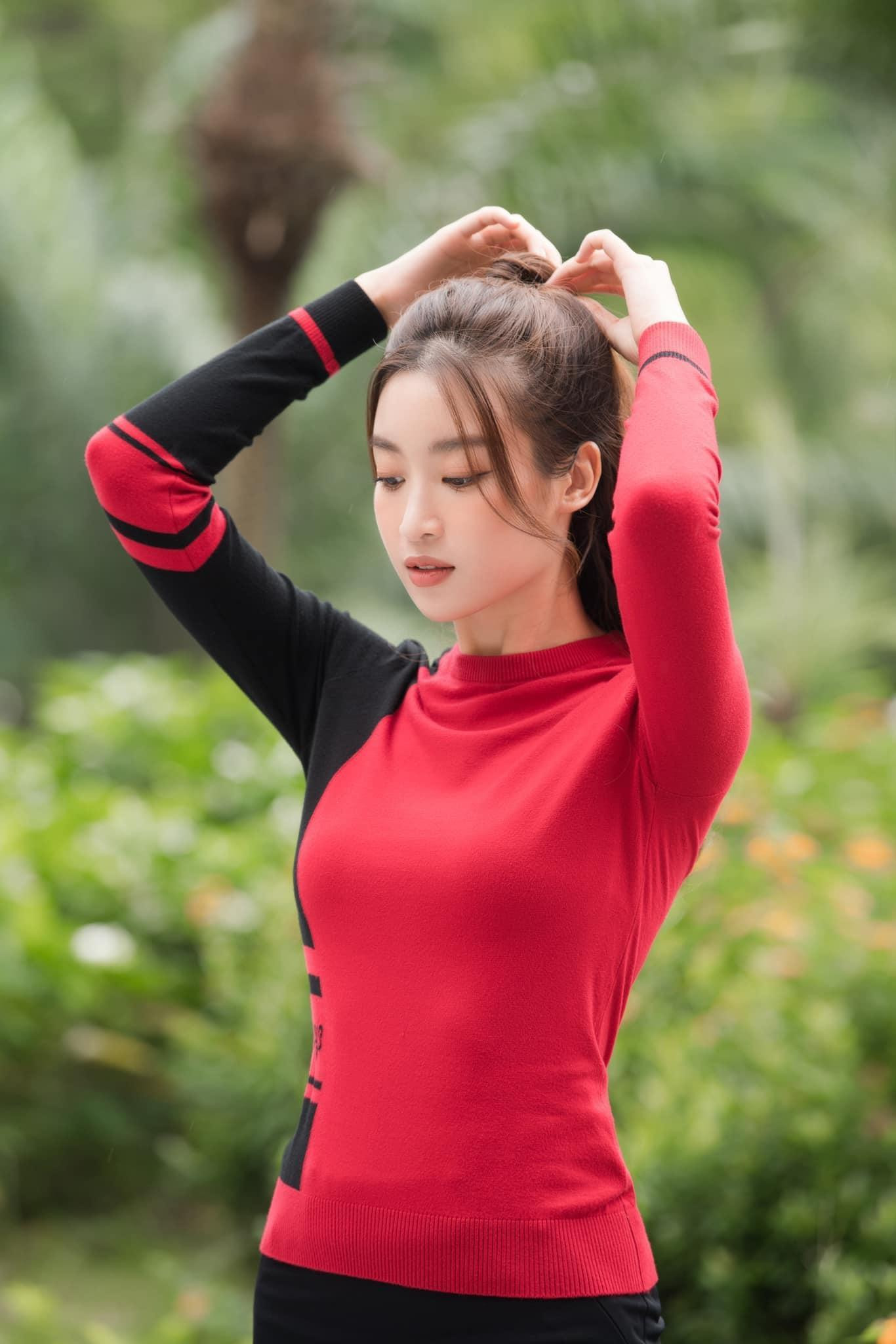 “Nói thật, tháng đầu tiên khi làm quen với Golf, Linh rất nản và nhiều lúc muốn bỏ cuộc bởi vì độ khó của bộ môn này. Hơn nữa, thời gian ở sân tập cũng khiến Linh cảm thấy vô cùng nhàm chán. Cho đến khi lần đầu tiên Linh được ra sân thì cảm giác hoàn toàn thú vị. Dù số gậy cho lần đầu thử sức còn cao nhưng được hoà mình vào thiên nhiên trong điều kiện thời tiết lý tưởng làm Linh thấy thoải mái và thích thú. Từ đó, Linh bị cuốn hút thực sự với Golf", Hoa hậu Đỗ Mỹ Linh chia sẻ thêm.