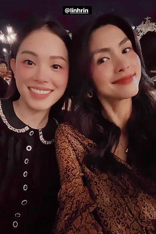 Tăng Thanh Hà và Linh Rin chụp ảnh thân mật. Tăng Thanh Hà và Linh Rin chụp ảnh thân mật.