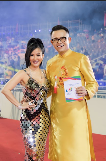 MC Đức Bảo chụp ảnh lưu niệm cùng Diva Hồng Nhung và Divo Tùng Dương. MC Đức Bảo chụp ảnh lưu niệm cùng Diva Hồng Nhung và Divo Tùng Dương.