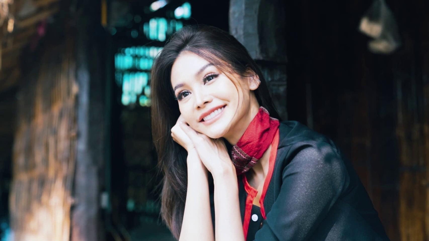 Engfa Waraha, 26 tuổi, từng phẫu thuật thẩm mỹ trước khi đăng quang hoa hậu.