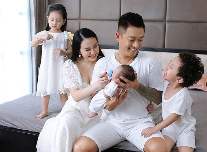 Gia đình nhỏ hạnh phúc của Tuấn Hưng. Gia đình nhỏ hạnh phúc của Tuấn Hưng.