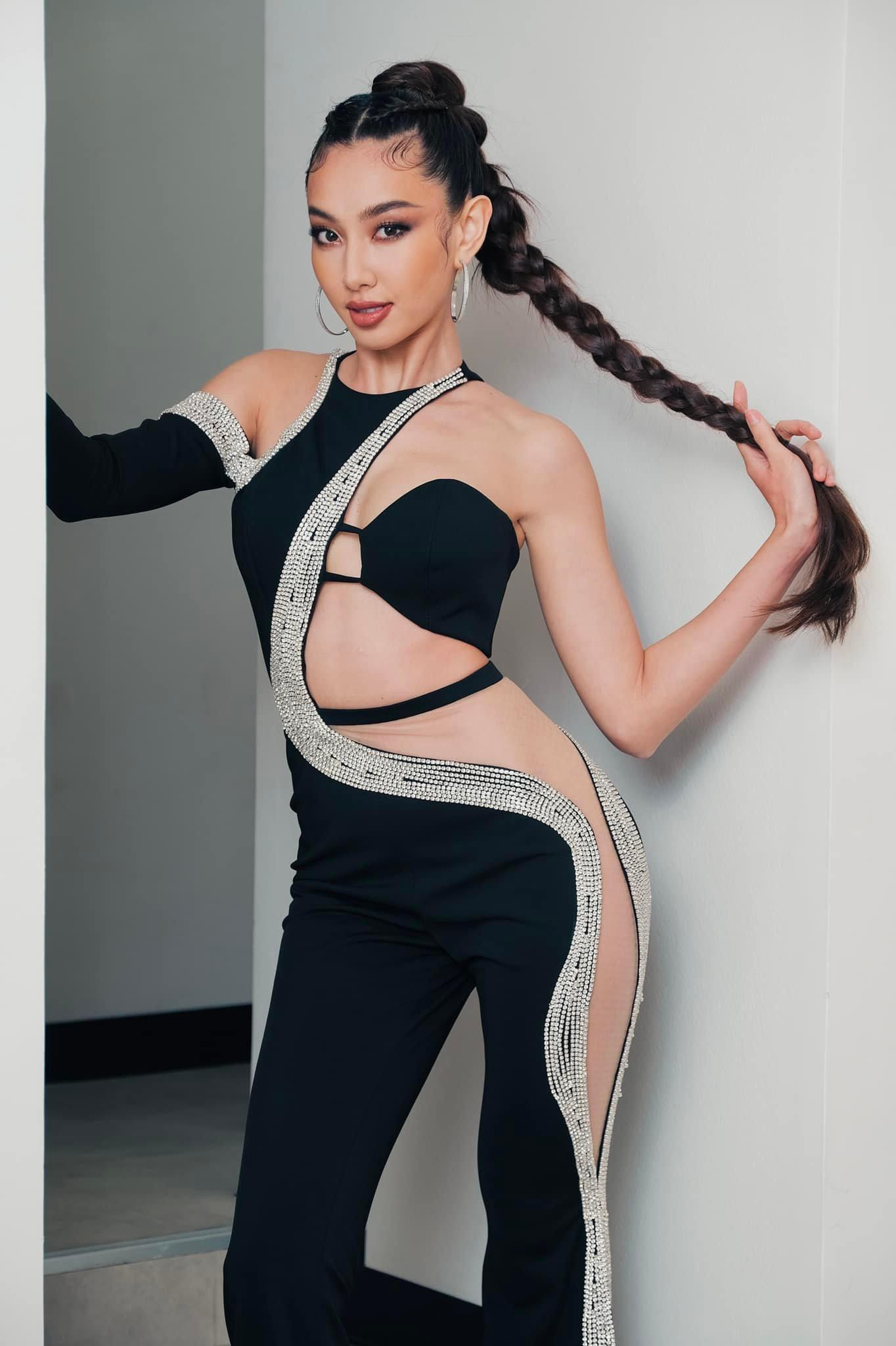 Thiết kế xẻ hông cực cao khiến fan không khỏi thót tim.