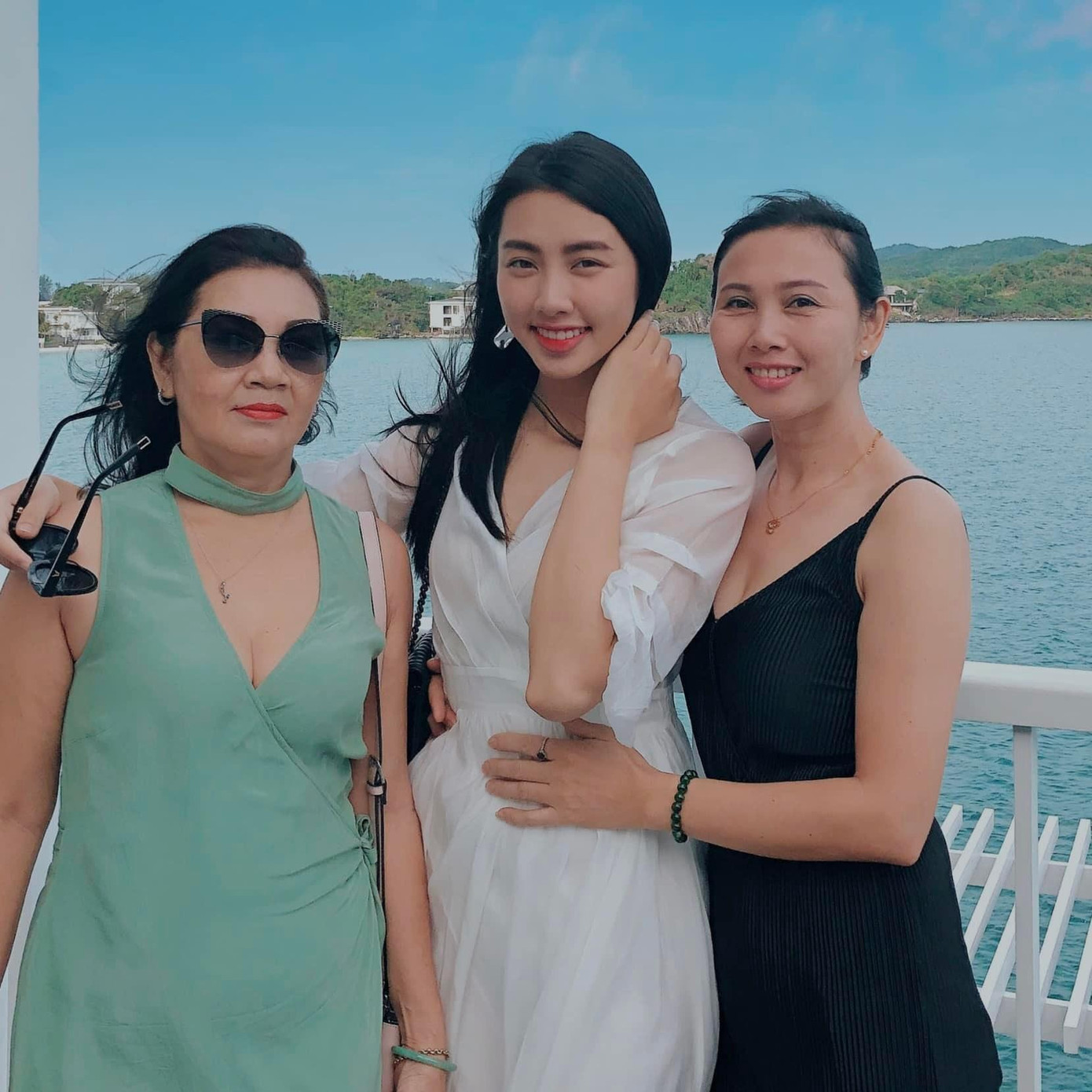 Hoa hậu Thuỳ Tiên chụp ảnh cùng mẹ và bà ngoại.