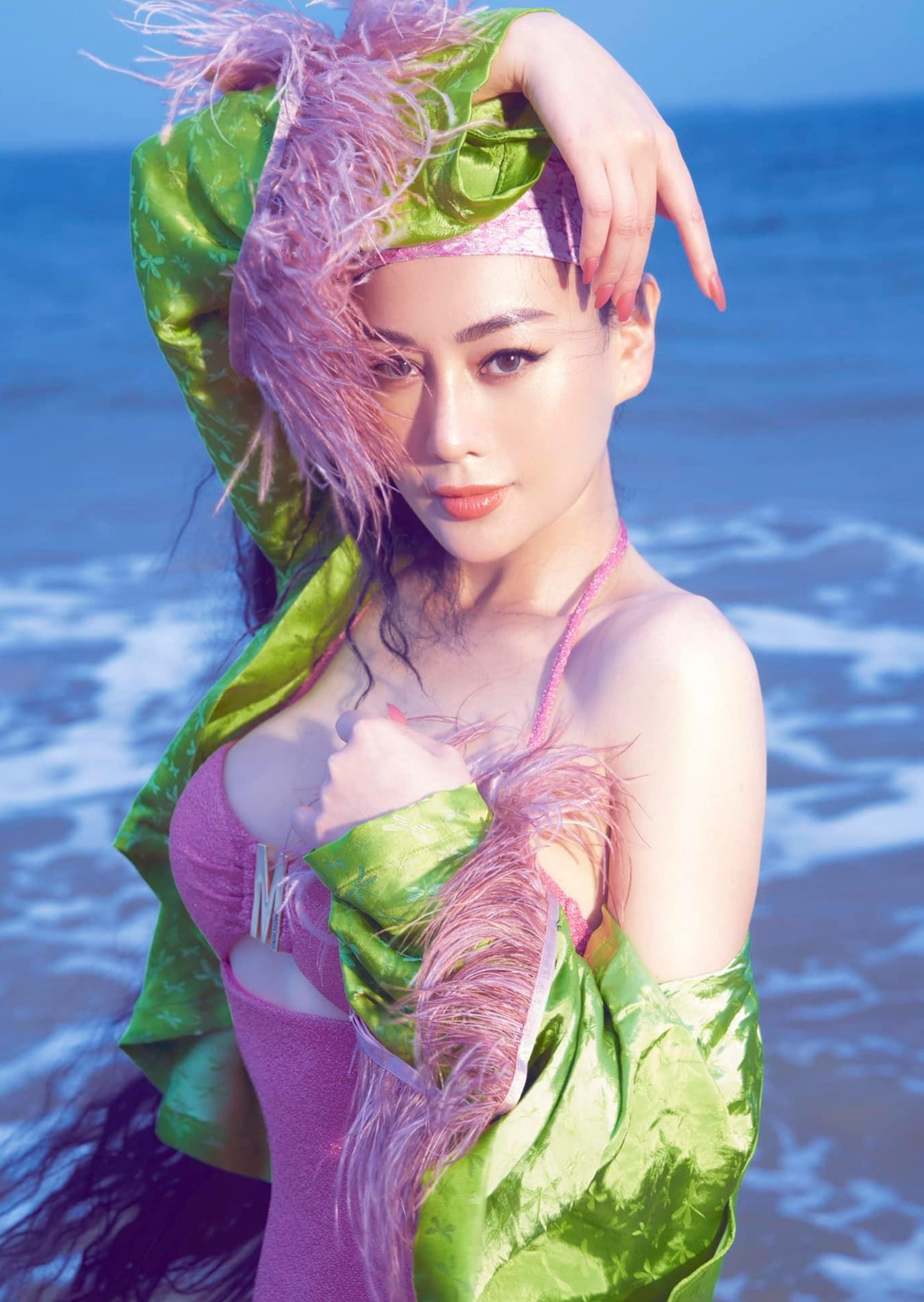 Có thể thấy, sau quá trình tập luyện và siết cân, hiện tại, Phương Oanh sở hữu body cực chuẩn, không chút mỡ thừa. Thậm chí, nữ diễn viên Quách Thu Phương không ngớt lời khen cho “con dâu” trong phim: “Mãn nhãn luôn con gái”.