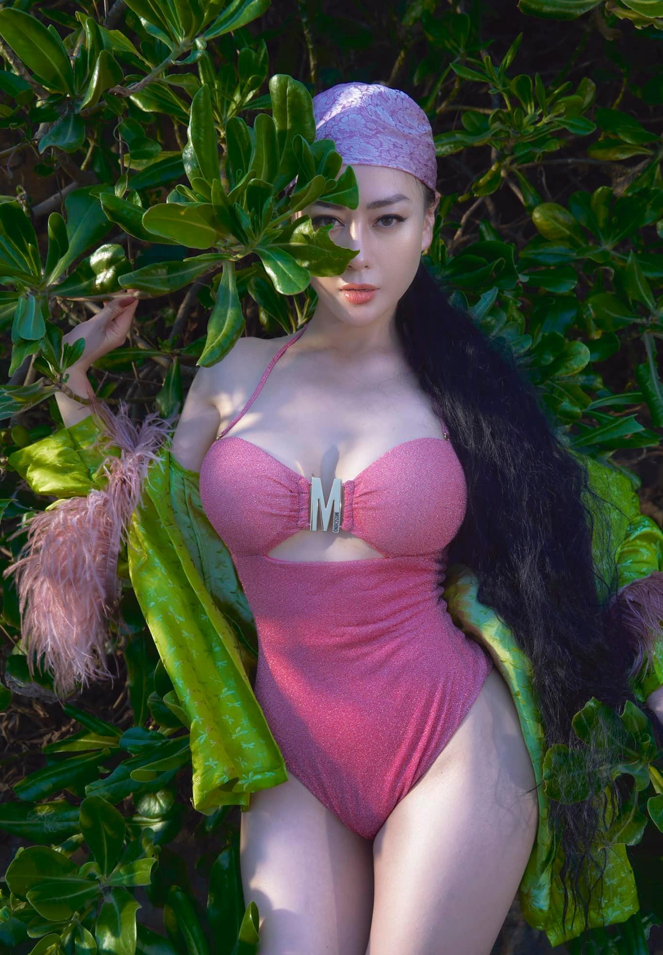 Chỉ trong một vài giờ đồng hồ, loạt ảnh áo tắm của Phương Oanh nhận được hơn 10.000 lượt tương tác. Nhiều người hâm mộ “đứng ngồi không yên” trước sự quyến rũ và sexy của nữ diễn viên “Quỳnh búp bê”.