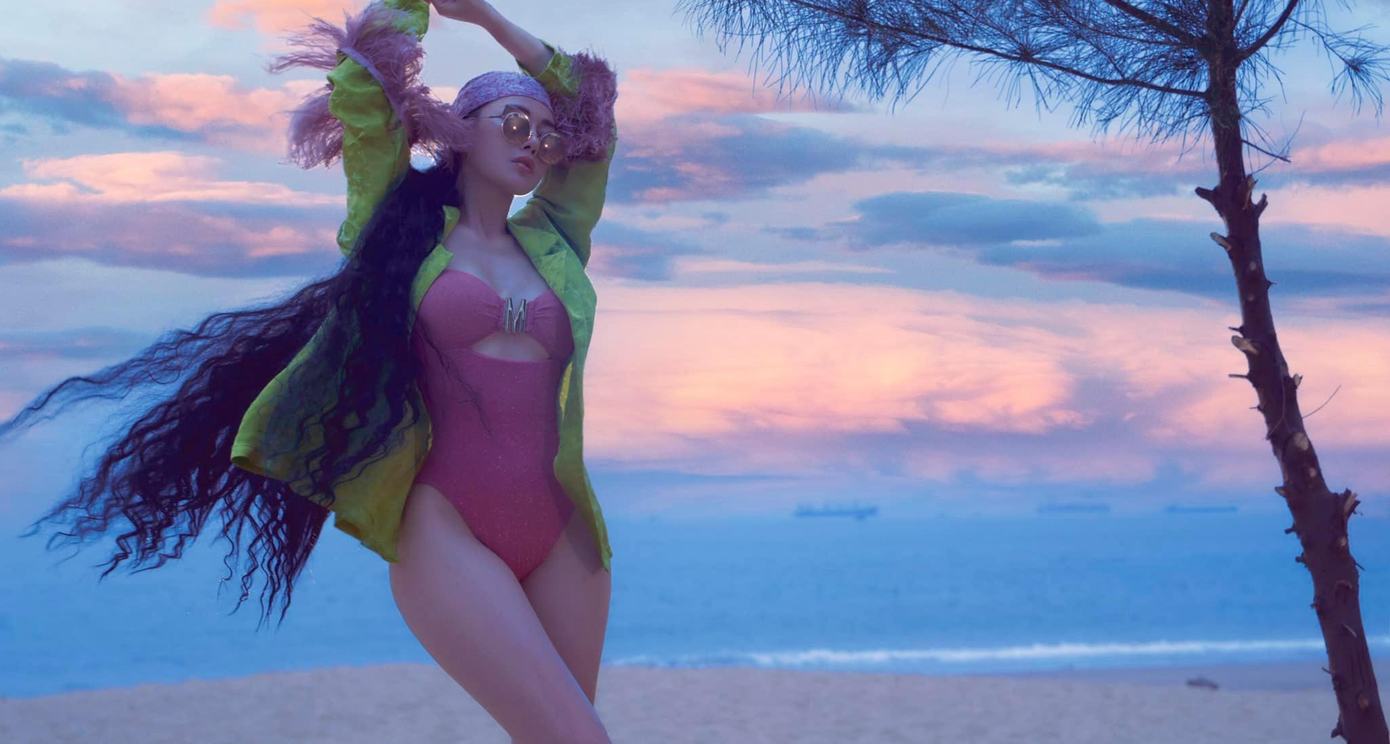 Trong mọi khung hình, Phương Oanh đều cuốn hút khó rời mắt.