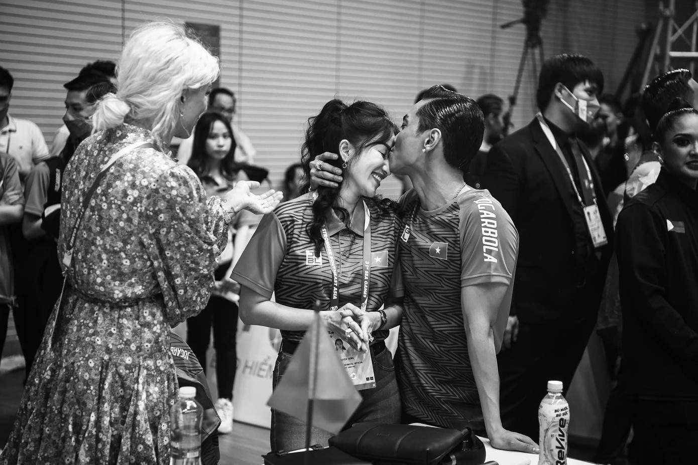 Cách đây không lâu, Khánh Thi- Phan Hiển vướng nghi vấn rạn nứt khi nữ hoàng dancesport có những hành động lạ như livestream khóc lóc lúc nửa đêm hay đăng tải những dòng trạng thái ẩn ý về người thứ ba. Cách đây không lâu, Khánh Thi- Phan Hiển vướng nghi vấn rạn nứt khi nữ hoàng dancesport có những hành động lạ như livestream khóc lóc lúc nửa đêm hay đăng tải những dòng trạng thái ẩn ý về người thứ ba.