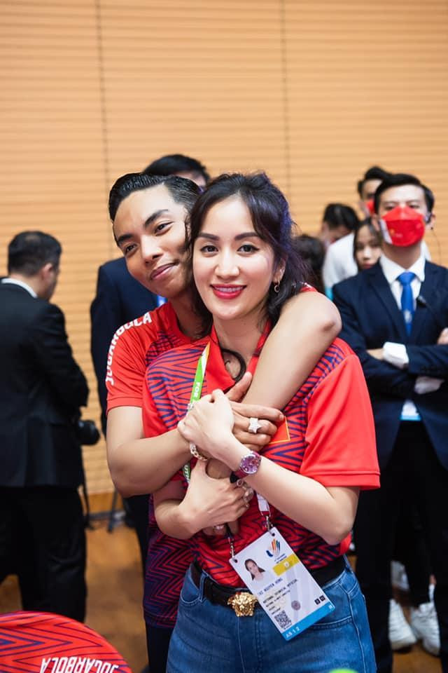 Trong một bài phỏng vấn gần đây, Phan Hiển từng chia sẻ: “Dù chưa có hôn lễ chính thức nhưng từ lúc dọn về sống chung, cả hai đều đặt tình cảm lên trên hết. Khối lượng công việc của cặp đôi khá nhiều nên để lên kế hoạch về đám cưới trong tương lai gần là điều khá khó khăn". Trong một bài phỏng vấn gần đây, Phan Hiển từng chia sẻ: “Dù chưa có hôn lễ chính thức nhưng từ lúc dọn về sống chung, cả hai đều đặt tình cảm lên trên hết. Khối lượng công việc của cặp đôi khá nhiều nên để lên kế hoạch về đám cưới trong tương lai gần là điều khá khó khăn".