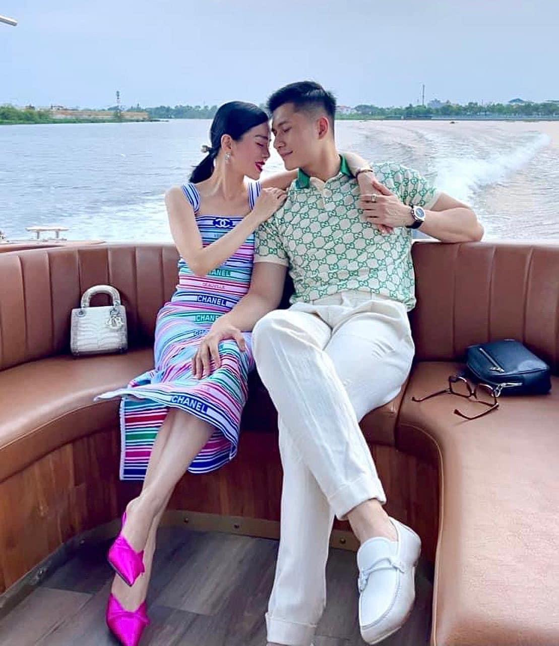 Từ khi công khai chuyện tình cảm với bạn trai kém 11 tuổi, Lệ Quyên không ngại chia sẻ khoảnh khắc đời thường của hai người.