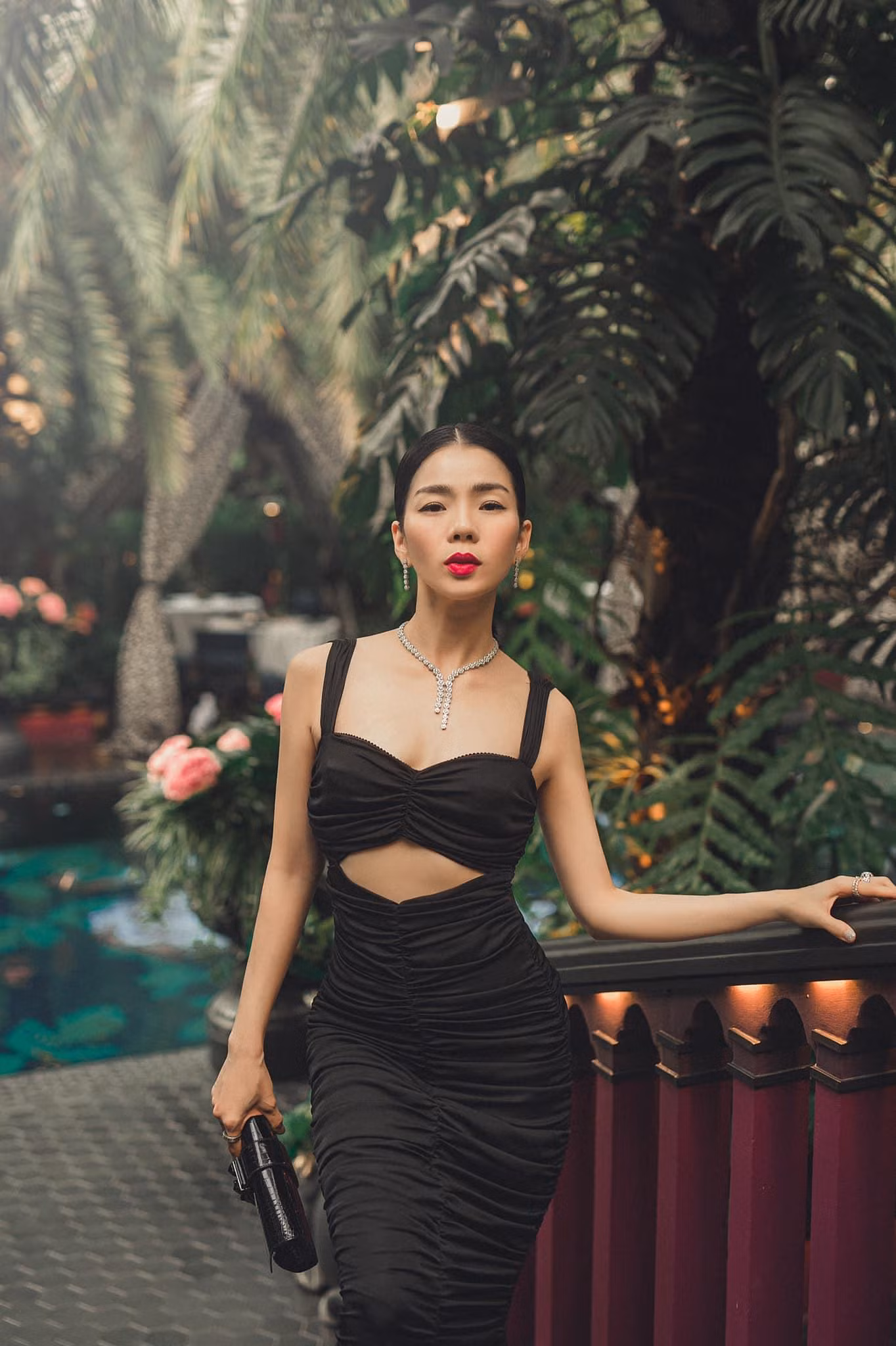 Với vóc dáng cân đối và thon gọn, Lệ Quyên thường xuyên diện trang phục cắt xẻ, crop-top khoe triệt để lợi thế cơ thể.