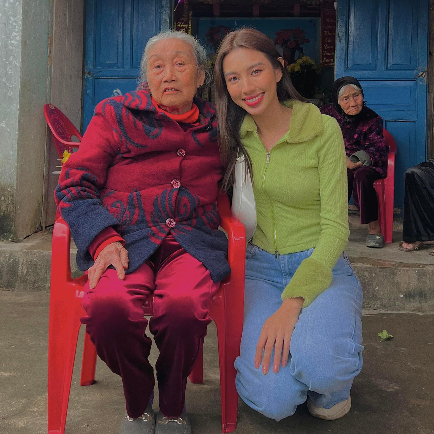 Hoa hậu Thuỳ Tiên và bà nội.