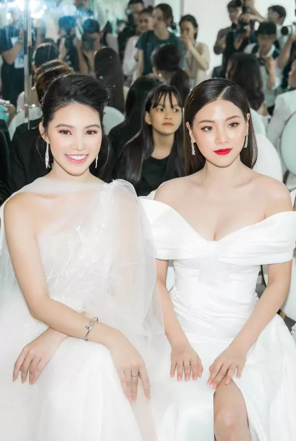 Baifern Pimchanok tên thật là Pimchanok Leuwisetpaibul. Cô sinh năm 1992, sở hữu chiều cao 1m65. Gia đình cô là người gốc Hoa. Ngày nhỏ, Baifern rất thích học. Thời trung học, cô từng học toán và khoa học tại trường Nawamintrachinuthit, sau đó được nhận vào khoa Nghệ thuật tại Đại học Srinakharinwirot, chuyên ngành diễn xuất và đạo diễn.