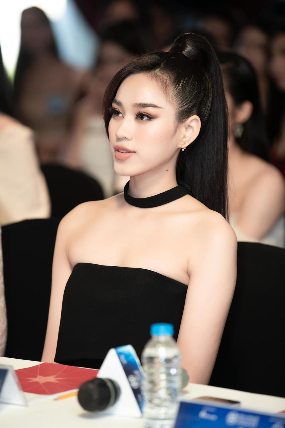 Sự giản dị của Đỗ Thị Hà cũng ngày càng chiếm được tình cảm của khán giả. Không chỉ thăng hạng về nhan sắc và phong cách thời trang, Đỗ Thị Hà còn cho thấy sự trưởng thành của mình. Cô nàng cũng thể hiện sự tích cực và nỗ lực trong học tập.