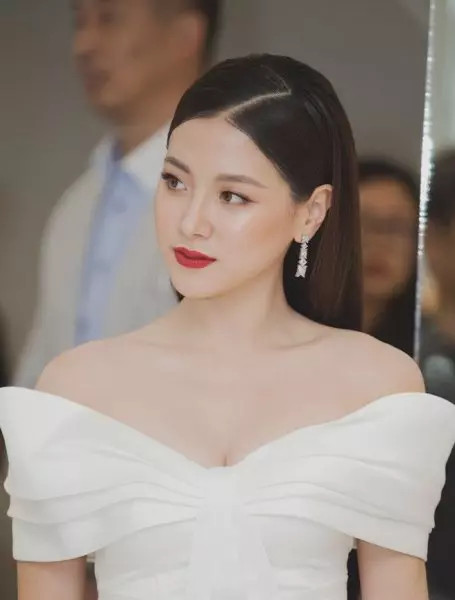 Năm lớp 6, Baifern tham gia buổi phỏng vấn quảng cáo giày học sinh của một nhãn hiệu nổi tiếng và đây là cơ hội giúp cô bước chân vào ngành công nghiệp giải trí.