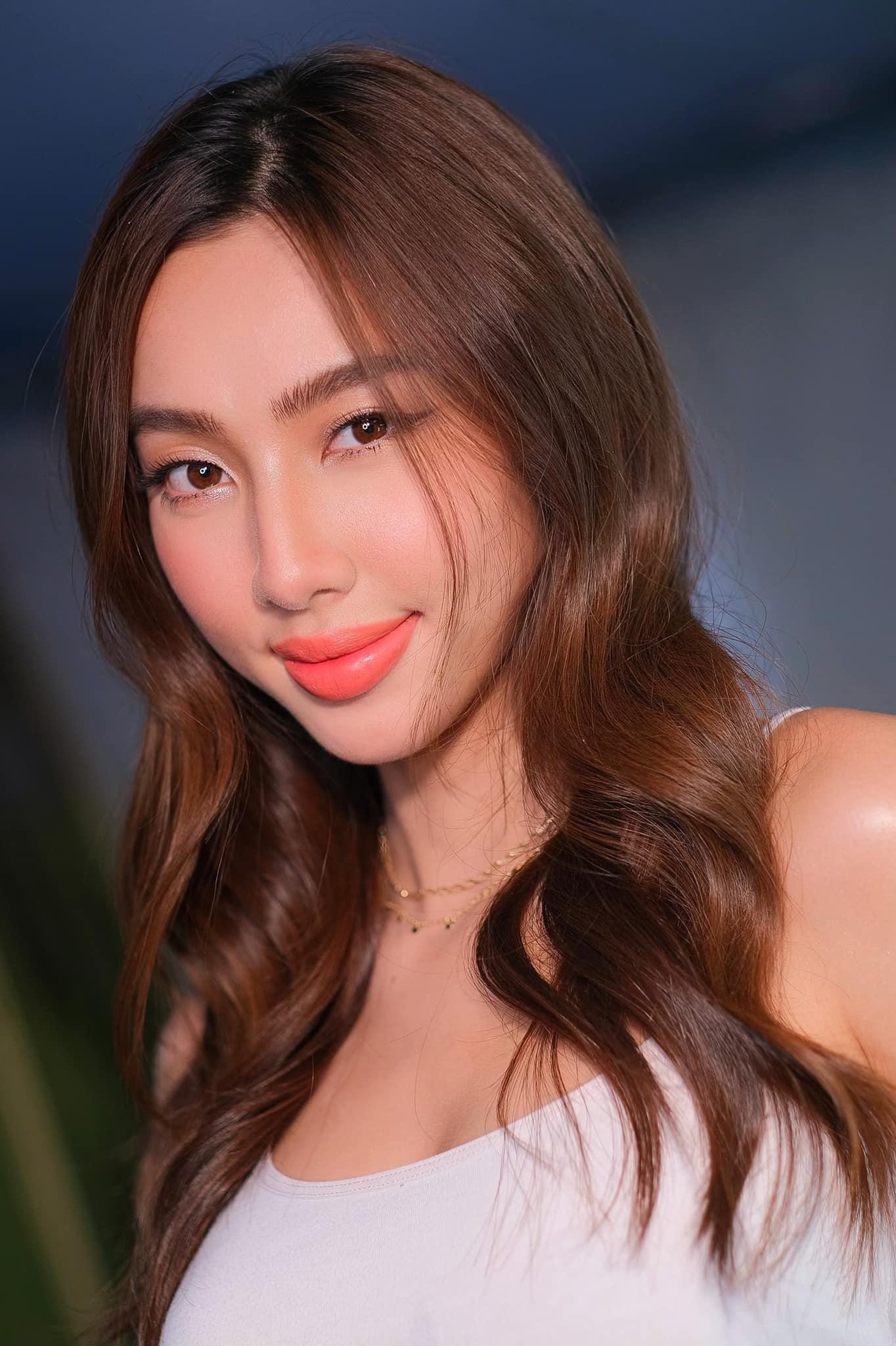 Vẫn như mọi lần, Thuỳ Tiên gây ấn tượng bởi vẻ ngoài xinh đẹp, nóng bỏng.