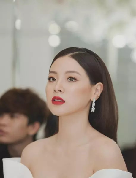 Trước khi nổi tiếng, Baifern đã từng đóng vai phụ trong nhiều bộ phim, đồng thời đóng vai nữ chính trong MV của nhiều ca sĩ tên tuổi. Sau đó, cô và Mario nổi như cồn khi đóng chung phim “Mối tình đầu”.