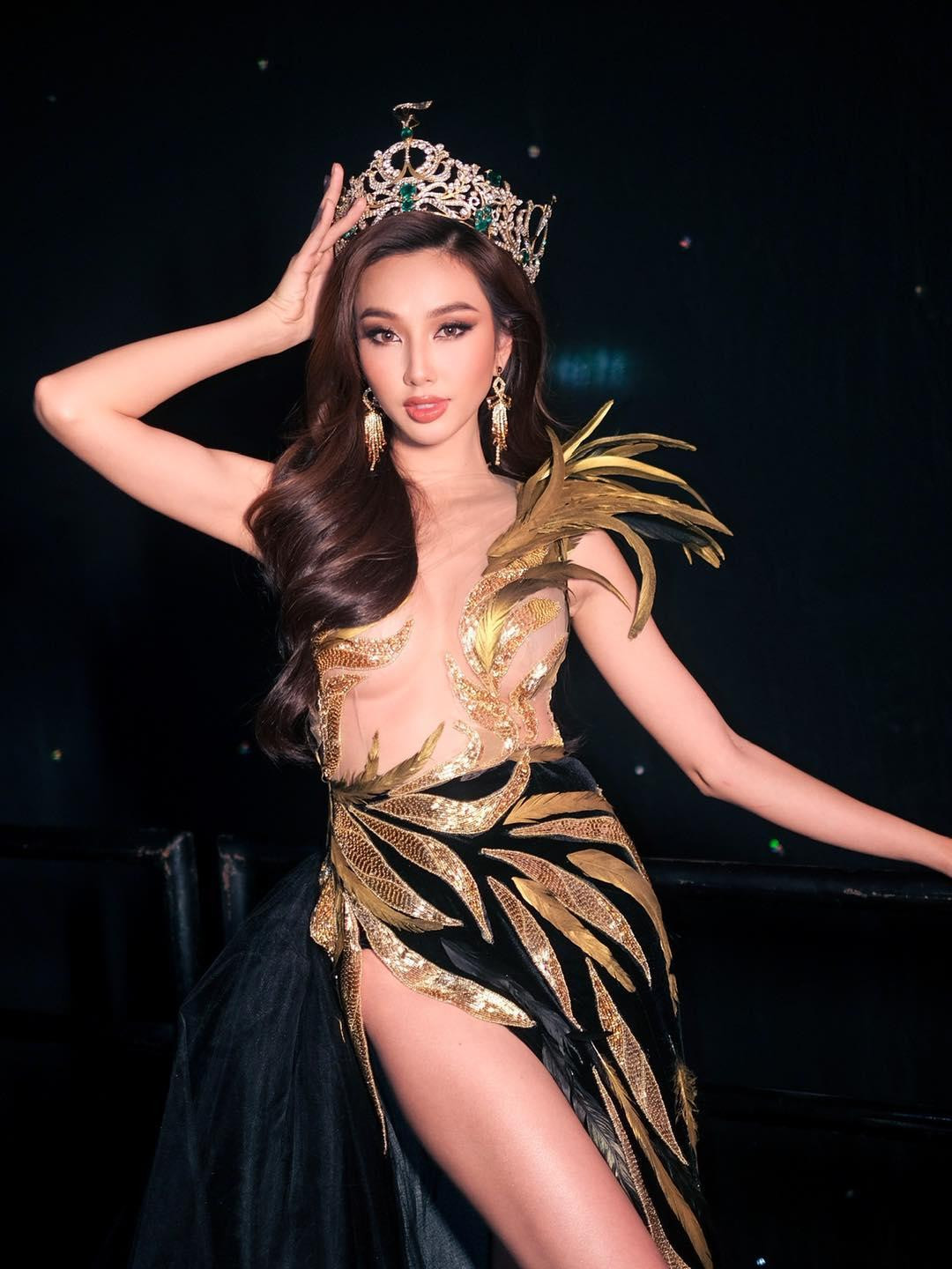 Thêm một thiết kế xuyên thấu giúp Thùy Tiên nổi bật trong đêm Chung kết Miss Grand Thailand 2022.