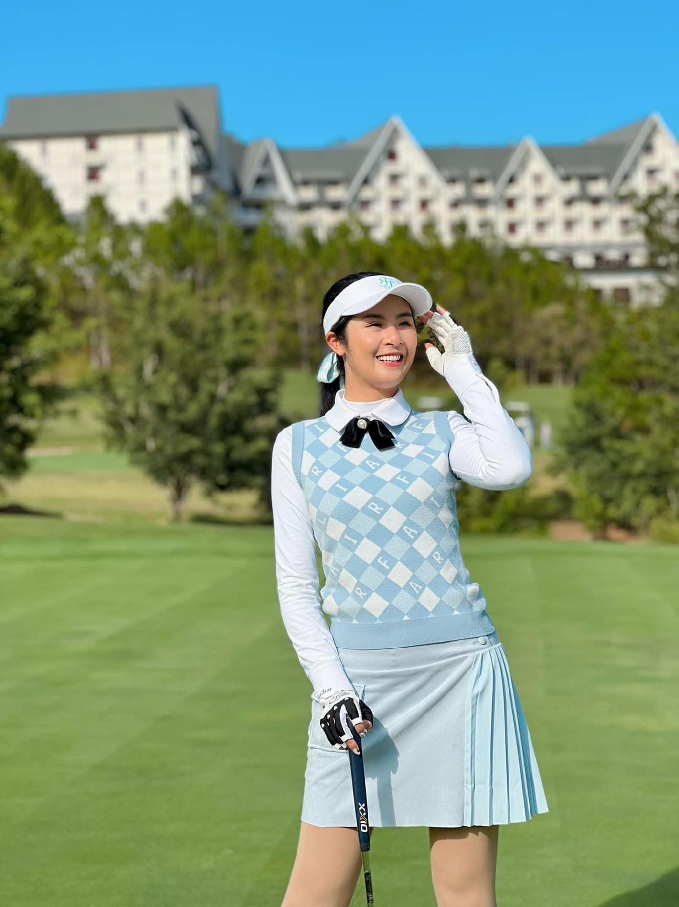 "Tôi đến với bộ môn golf cũng rất tình cờ, theo lời rủ rê của người bạn thân Mai Ngọc. Khó khăn nhất khi bắt đầu tập là động tác 'xoay hông' khi phát bóng. Chúng ta không phải dùng lực của tay, mà xoay hông và thả gậy một cách nhẹ nhàng để quả bóng có thể bay xa", Ngọc Hân chia sẻ.